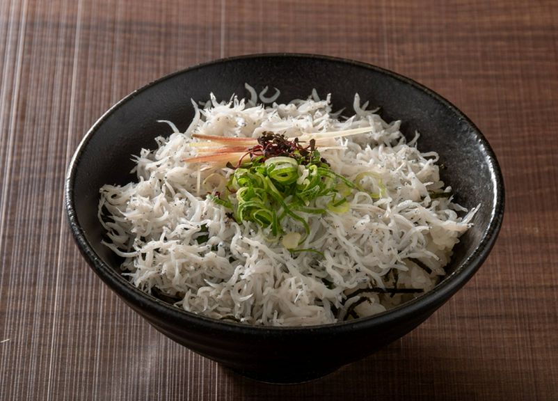 安芸名物ちりめん丼   680円(税抜)＜748円 (税込)＞