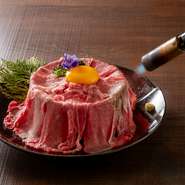 四万十の豊かな自然と栄養価の高い麦酒酵母で大事に育てた希少な和牛！他の和牛に比べオレイン酸の数値が高く脂の融点が低い為、甘みと旨味とろける脂身、さっぱりした後味が特徴。アンチエイジングにも効果有り。