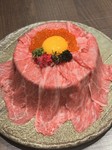 四万十麦酒牛を豪華に3種類も炙り焼きにして、高知産のコシヒカリの上にトッピング！こだわりの春野玉子とお高い魚卵が2種。
パラダイスの始まりです♪