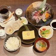 日替わり魚料理と、名物の一本だしまきを半分サイズで
[献立内容]
本日のお魚料理（写真はお刺身盛り）
名物だしまき
小鉢3種
ご飯
スープ
ミニデザート
食後のドリンク