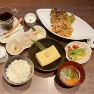 日替わり肉料理と、名物の一本だしまきを半分サイズで
[献立内容]
本日のお肉料理（写真は四万十ポークのプルコギ）
名物だしまき
小鉢3種
ご飯
スープ
ミニデザート
食後のドリンク