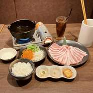 自然豊かな四万十育ち
肉質は柔らかで甘みのある脂身は
秘伝の出汁しゃぶに良く合います
[献立内容]
四万十ポークのしゃぶしゃぶ
（バラ・ロース・モモ）
出汁しゃぶ野菜
小鉢3種
ご飯
ミニデザート
食後のドリンク