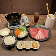 他の黒毛和牛に比べオレイン酸の数値が高く
ジューシーで甘味とコクがあるのに後味はさっぱり
[献立内容]
四万十麦酒牛しゃぶしゃぶ
（バラ・ウデ・モモ）
出汁しゃぶ野菜
小鉢3種
ご飯
ミニデザート
食後のドリンク