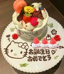 1ドリンクと、豪華デザートプレート(2～4人前) + お料理約5品がついたお得なコースとなっております。