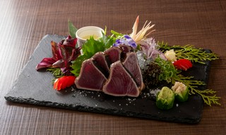 カツオマイスターが提供する、本場高知のカツオのタタキを♪