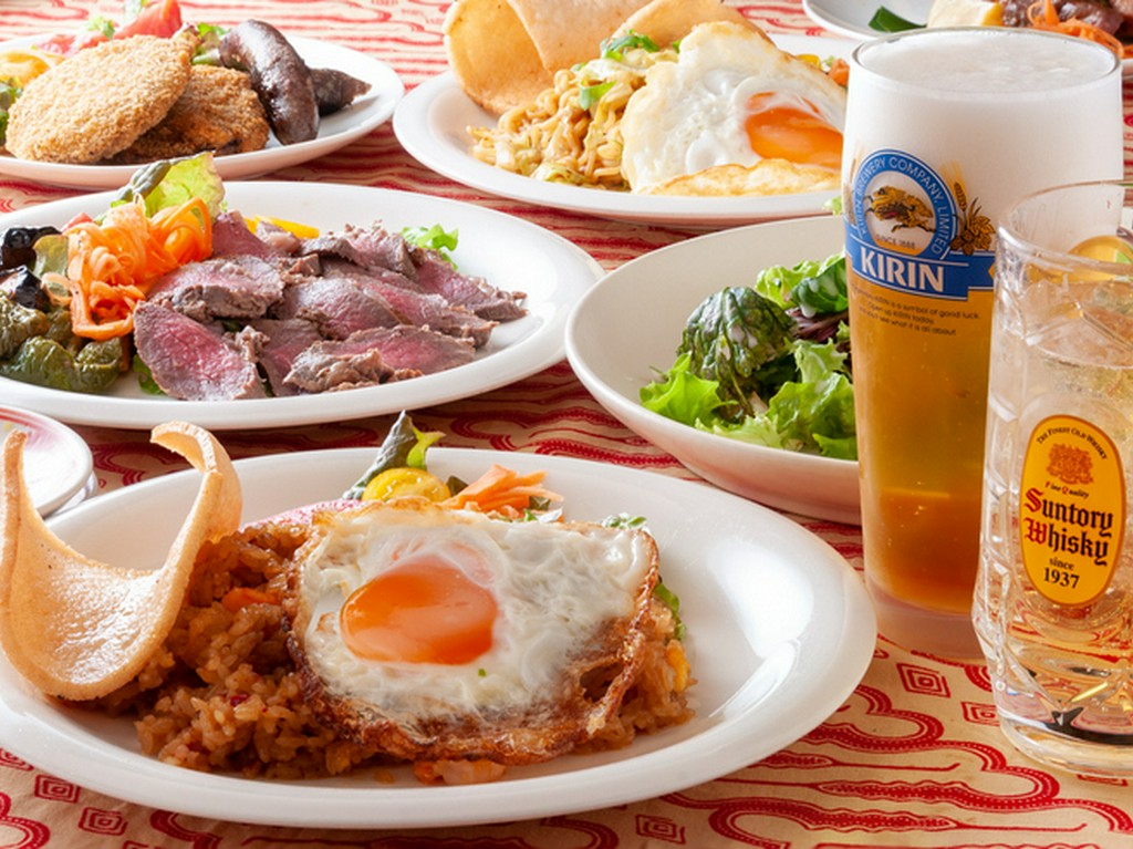 テラス席でバーベキューとバリ料理を楽しめるコースです。