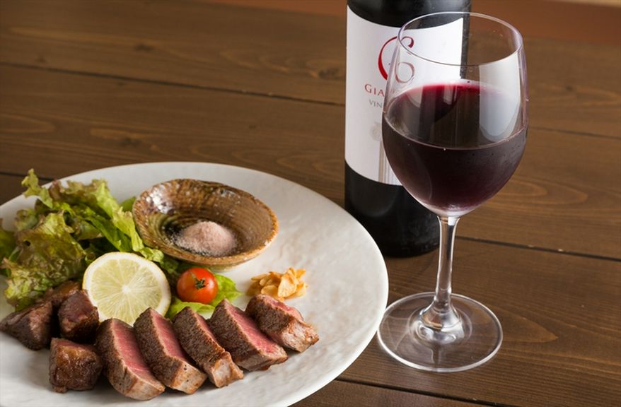 上質なA5広島産牛肉とおいしいお酒で、ワンランク上の接待を