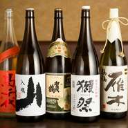 酒通にも楽しんでもらえるよう、銘酒から定番のものまで様々なお酒がズラリ。ワインリストを眺めながら店主に相談することもできます。人気の名酒『獺祭』や『雁木』など、日本を代表する酒や焼酎もそろっています。
