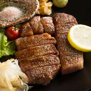 サシの入った広島県産牛のサーロインを使用。塩・ブラックコショウのみで味つけ、高温の鉄板で焼き上げ旨みを封じ込めています。噛むほどに肉汁があふれる、脂の旨みと甘みを存分に堪能できる一品です。