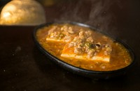 ジュワ～っと蒸気と香りが立ち込めるライブ感あふれる『鉄板焼屋のマーボー豆腐』