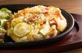 こんなサラダ見たことない！？『鉄板で作る焼ポテトサラダ』