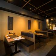 一見、ダイニングバーのようなモダンでスタイリッシュなつくり。鉄板の上で披露されるプロの料理を目でも楽しめ、鉄板焼きの醍醐味である臨場感・ライブ感を存分に味わえます。