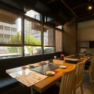 田町駅から徒いて5分ほどのところに静かに佇む鉄板焼きの店。落ち着いた店内の奥には半個室があり、接待などのビジネスシーンにも使えます。特に広島出身のゲストを招いての会食におすすめ。