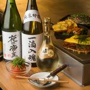 お好み焼きをはじめ、多彩な料理に飲み放題が付いた宴会向けコースが3種類。心行くまで食べて、飲んで、愉快な時間を享受できます。30名から貸切での利用も可能。