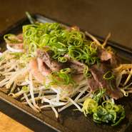 広島県ではポピュラーで人気のあるコーネを、関東で味わえる数少ない店。前脚の付け根の部位で、肩バラ肉にあたる希少な肉です。薄切りにしてさっと焼いたコーネに、ネギを巻いてポン酢でさっぱりいただきます。