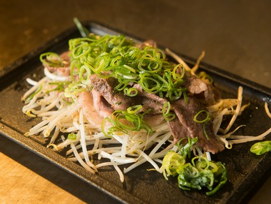 食感が強くて美味しく、一度食べるとやみつきになる『和牛コーネのネギポン酢』