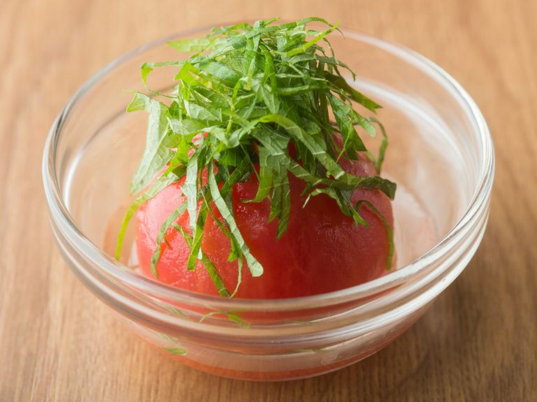 大葉の風味豊かな爽やかメニュー『お出汁に漬かった冷やしトマト』