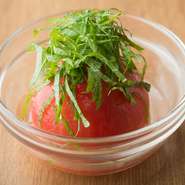 だし汁でゆがいたトマトをまた冷やしてから提供してくれるので、よく冷えていて夏にぴったり。たっぷりとトッピングされた大葉が爽やかで、濃い味の料理が多い中、お口直しにもおすすめです。お子さまにも人気。