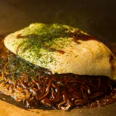 半熟オムレツを自身で開いて熱々を味わう『ふわとろお好み焼き』