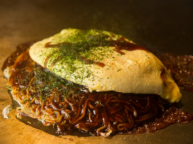 半熟オムレツを自身で開いて熱々を味わう『ふわとろお好み焼き』