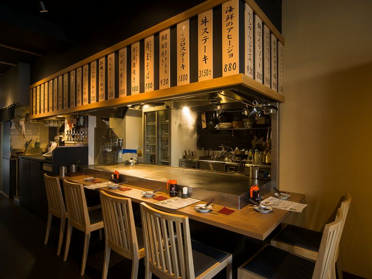 スタッフとの会話も楽しいカウンター席