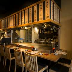 スタッフとの会話も楽しいカウンター席