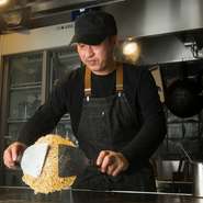 「お客様と積極的に話して、お顔を覚え、次回来店時にしっかり声掛けできるよう心掛けています」という店長の小熊氏。鉄板越しに交わす会話に親近感を覚え、「また来たい」と思える素敵な店です。