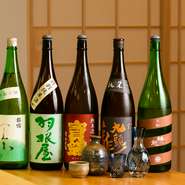 日本酒はスッキリ飲みやすい淡麗辛口のものを中心に、変わり種の熟成タイプなどを加え、「神辺の酒」「天寳一」など全12種類を用意。酒店のオススメなども取り入れているので、来るたびに違う日本酒に出合えます。