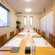 障子で区切って、2～12名まで対応できる個室を完備。人目を気にせずに食事を楽しみたいときにオススメでです。また、少人数の会食や女子会、お祝い、法事などさまざまなシーンで利用できます。