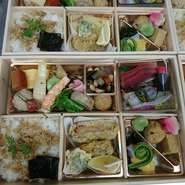 家族での楽しいお食事に、
ご家庭や会社での、お客様のおもてなしに、
また、行楽弁当や会議弁当に
是非どうぞ！
ご予算やお好みに合わせて、献立をおつくりします。
