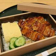 宮崎産肉厚の大きいうなぎを片身分、炭火でじっくりやきあげる。当店で仕込むオリジナルの特製ダレ、自家栽培米、出し巻き玉子。