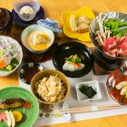 会席料理はその季節の美味いもんが少しずつ沢山食べられるオススメコースです。先付け～甘味までバランスよく仕立てます。ご飯炊き専用の、信楽焼の土鍋で炊きあげる、炊込ご飯は、お腹一杯でもペロッと食べれます。