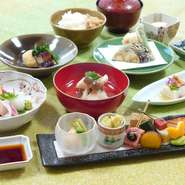 先附、椀物、造り、蓋物、
お膳にて(八寸、小鉢、天ぷら)
ご飯、汁、香の物、甘味、飲み物