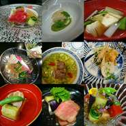 出汁にこだわった出汁巻き玉子と、季節によって変わる小鉢5種に、炊き込みご飯と味噌汁に香の物、さらに天ぷら・造り・焼魚・煮魚から一皿を選べるランチコース。様々な料理を一度に食べられてお得です。