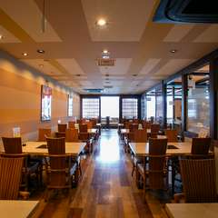 ブラウンを基調とした、木の温もりを感じられる店内