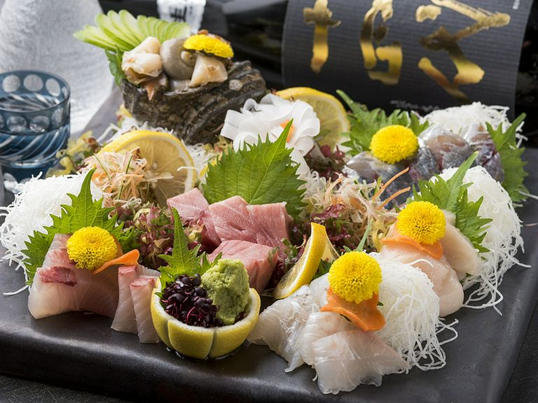 刺身や活け造りで味わう、新鮮魚介に舌鼓。抜群のおいしさを堪能