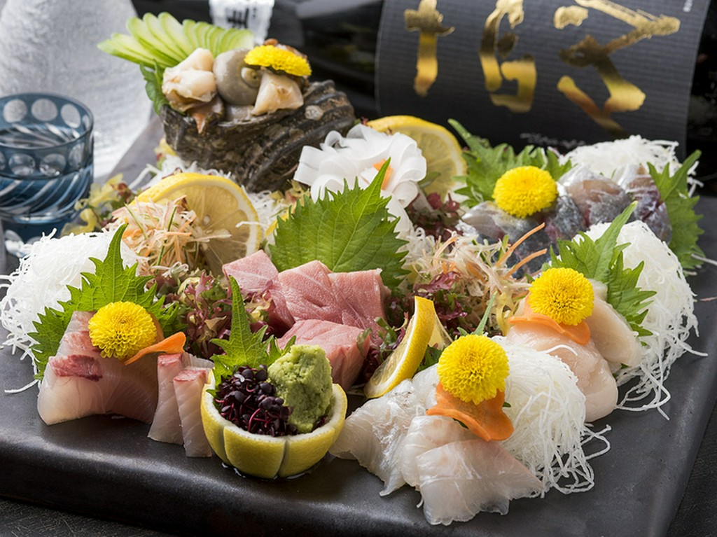 刺身や活け造りで味わう、新鮮魚介に舌鼓。抜群のおいしさを堪能