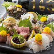 お店では生きた魚を入れておく生簀を設置。新鮮な魚を活け造りにして、ゲストに提供しています。魚は【魚菜家】でも一押しの食材、常時25種類の単品刺身、6種類の活け造りを用意して訪れる人を出迎えます。