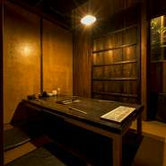 地物食材をふんだんに取り入れたコース料理は、接待や会食など特別な日の一席に重宝しそう。6部屋を用意する個室席で、周囲を気にすることなく食事を満喫できます。