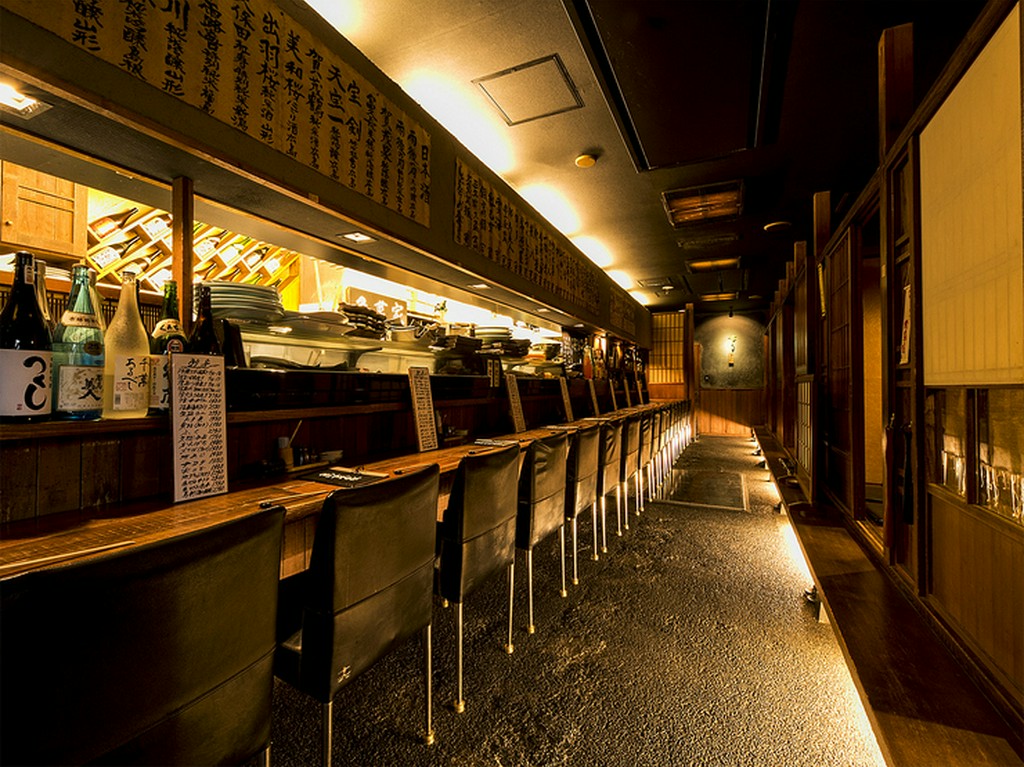 落ち着いた雰囲気の店内。ゆったりと食事を楽しめる