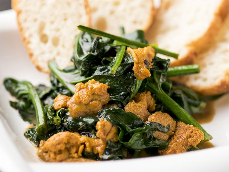 食材の絶妙なハーモニーを味わう『ホウレン草の地物うにバター バケット付き』