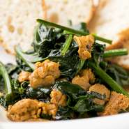 『ホウレン草の地物うにバター　バケット付き』は地元産の「ほうれん草」と「生ウニ」のマッチングを楽しむひと品。添え合わせのバケット共に、食材の絶妙なハーモニーを楽しんでみませんか。