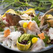 “幻の魚”と言われる「あこう」を、姿のまま生簀から取り出し活け造りに。淡白な白身ながらも上品な味わい、ぜひ一度堪能してみてはいかが。