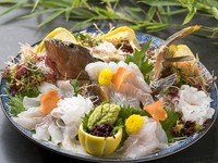 淡白な白身の上品な味わいを楽しむ『活あこう姿造り』