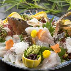 淡白な白身の上品な味わいを楽しむ『活あこう姿造り』