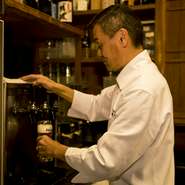 「ゲストが快適な時間を過ごせるよう、そのお手伝いができれば」と語る店長の片本氏。その言葉通り、臨機応変かつきめ細やかなサービスで訪れる人を出迎えます。

