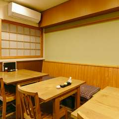 店はコンパクトで家庭的。肩の力を抜いて食事とお酒を楽しめる