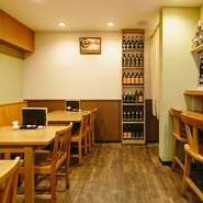 手づくりの家具工房で揃えた木製のテーブルと椅子が、木の温かみを感じさせ、店全体に和やかな雰囲気を醸し出しています。席数も限定し、ゲストがゆったりと過ごせるように、という配慮がされています。