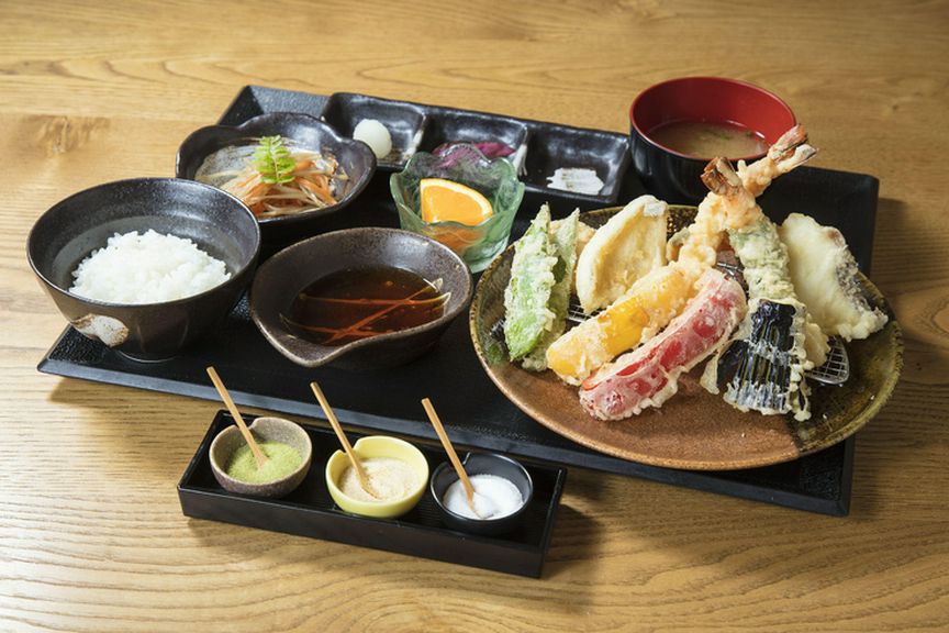 店名を冠した、ランチイチオシの定食。9品の天婦羅がバランス良く盛られ、小鉢もつく『ふたば定食』