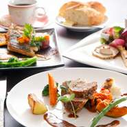 洋食レストラン、ステーキハウス、フランス料理店、イタリアン、ホテルの厨房などで腕を磨いたオーナーシェフ清川氏。バリエーション豊かな“大衆フレンチ”で、様々な旬の味わいを提供してくれます。